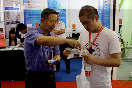 智云達總經理桑黎川先生(左)與員工親切交談 智云達總經理桑黎川先生(左)與員工親切交談